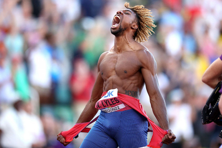 Selebrasi Noah Lyles Usai Pertahankan Mahkota Lari 200m Putra