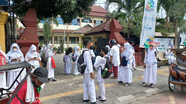 Ada Demo BBM, Ribuan Siswa di Cirebon Dipulangkan Lebih Awal
