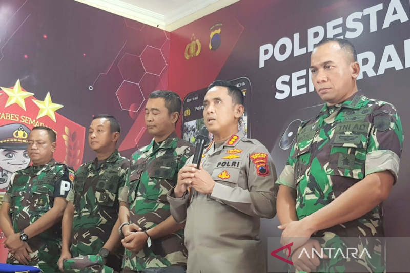 Kapolrestabes Semarang Kombes Pol.Irwan Anwar menjelaskan perkembangan penyidikan penembakan istri TNI di Semarang, Jumat. ANTARA/ I.C.Senjaya.