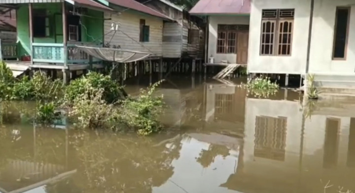 Banjir di Kapuas Hulu Putus Akses Jalan Desa