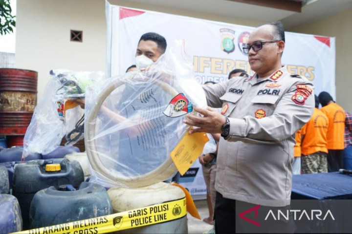 Polisi Bekuk Komplotan Penyeleweng Solar Bersubsidi di Muaragembong Bekasi