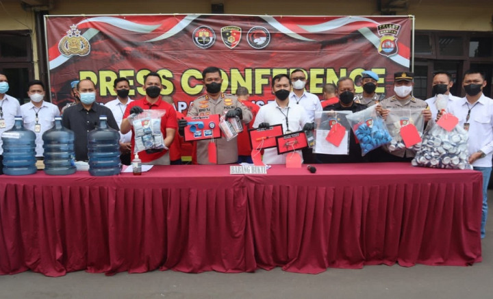 Polisi Bongkar Pemalsuan Air Galon Merek Aqua di Cilegon