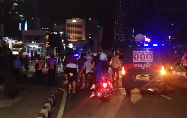 Nongkrong Lewat Jam 10, Kerumunan Remaja SCBD di Dukuh Atas Dibubarkan