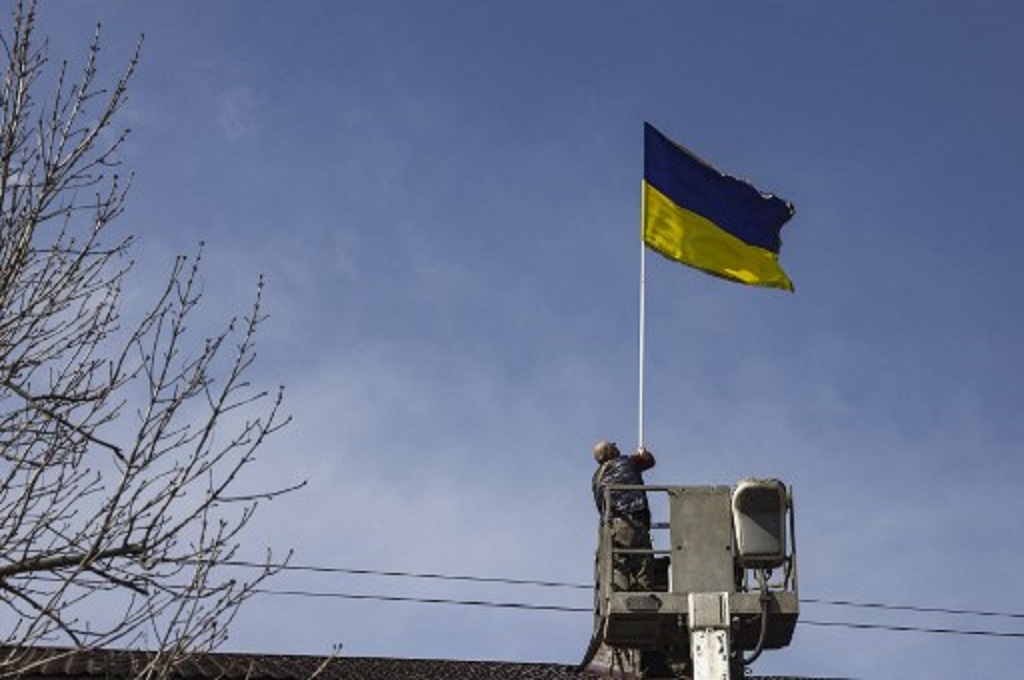 Bendera Ukraina berkibar di kota Bucha yang pernah diserang pasukan Rusia. (AFP)