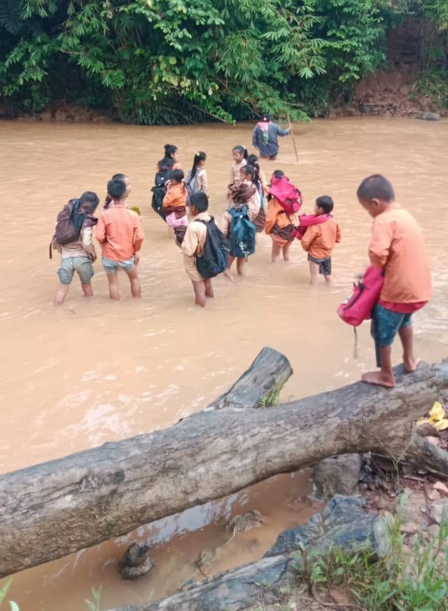 Tolong! Anak SDN Sungai Jambu Butuh Perahu Gratis untuk ke Sekolah