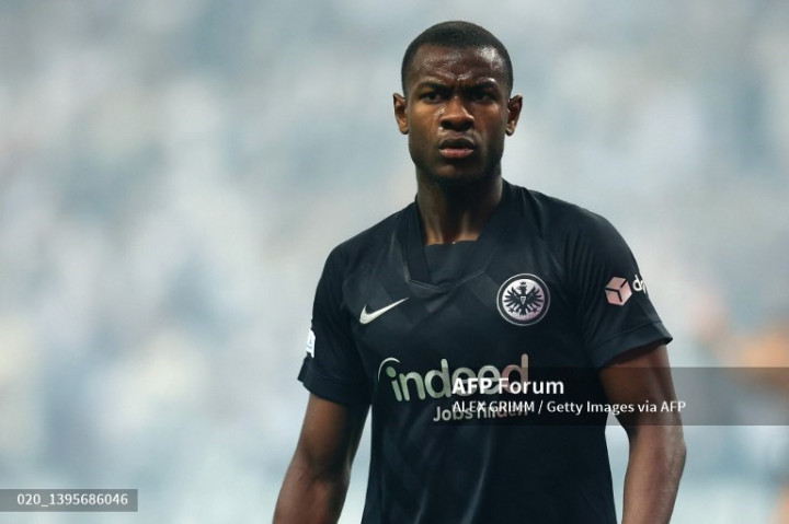 AC Milan Inginkan Bek Eintracht Frankfurt