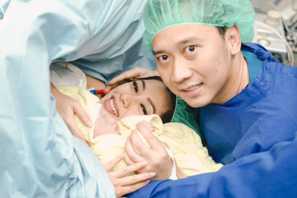 Ibas bersama istri dan buah hati mereka yang baru lahir ke dunia membagikan momen kebahagiaan di Instagram.
