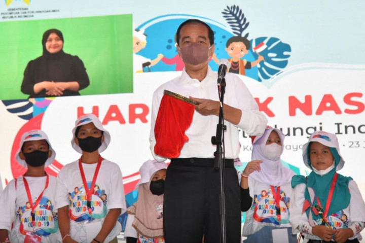 Saat Jokowi Ajak Anak-anak Bermain Sulap