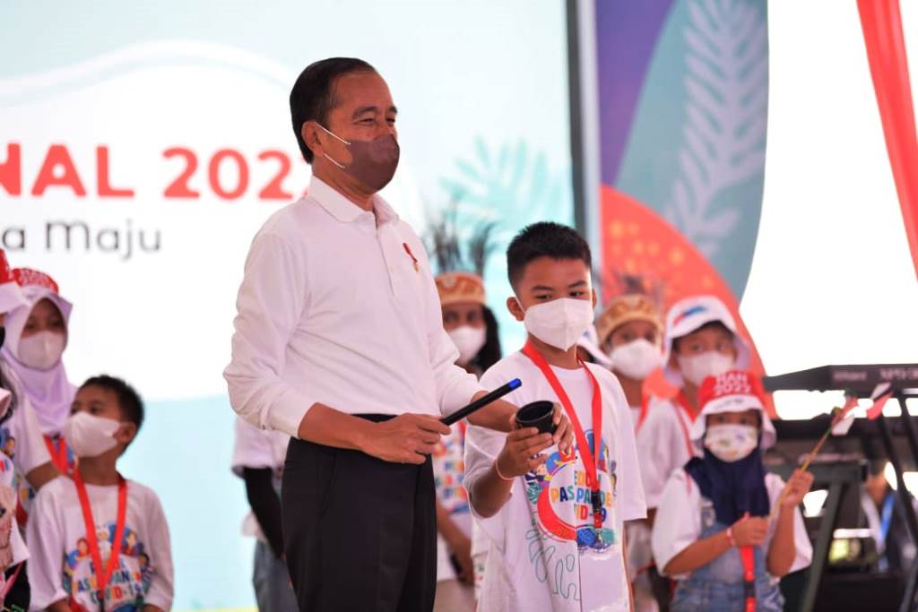 Presiden Jokowi melakukan atraksi sulap di depan anak-anak saat merayakan Hari Anak Nasional 2022. (Foto: Humas Jabar)