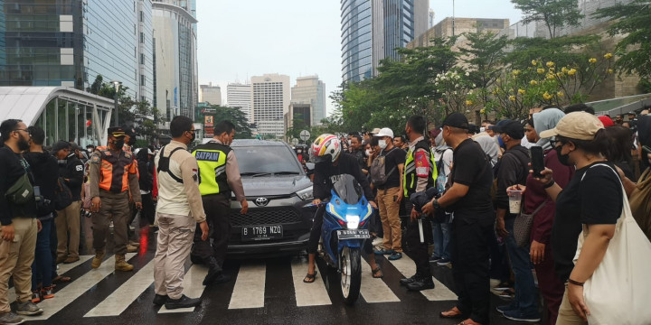 Menghambat Lalin, Pengendara Mengeluhkan <i>Citayam Fashion Week</i>