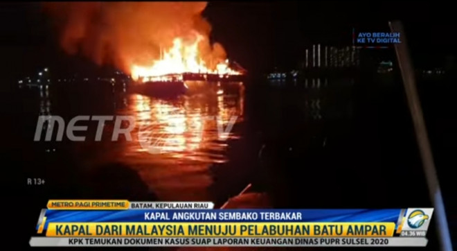 Kapal Angkutan Sembako dari Malaysia Terbakar di Pelabuhan Batu Ampar. Foto: Dok/Metro TV