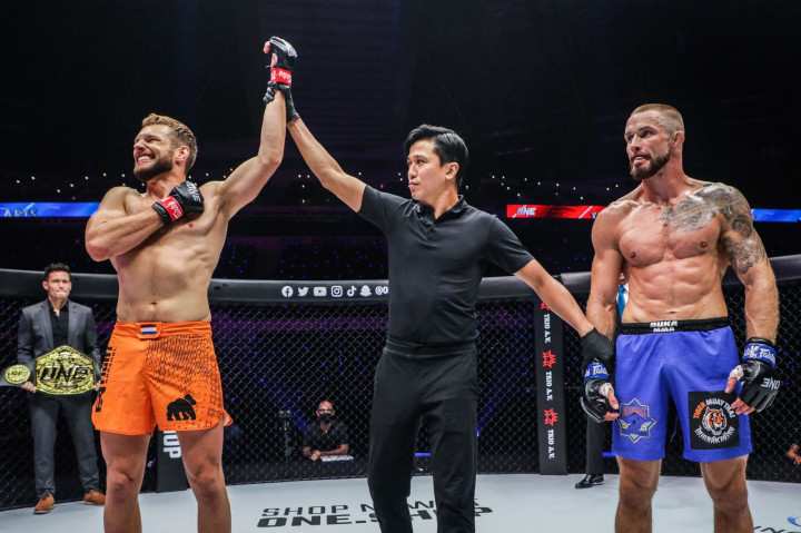 De Ridder Pertahankan Gelar Juara Dunia ONE Middleweight dari Vitaly Bigdash