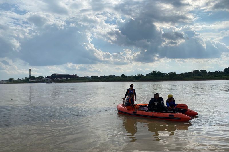 Tim Basarnas Jambi saat melakukan pencarian di Sungai Batanghari terhadap tiga anak yang tenggelam saat berenang. ANTARA/HO-Basarnas Jambi