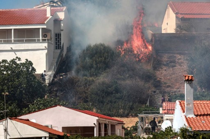 Kebakaran Hutan picu Evakuasi Ratusan Turis dari Resor Yunani