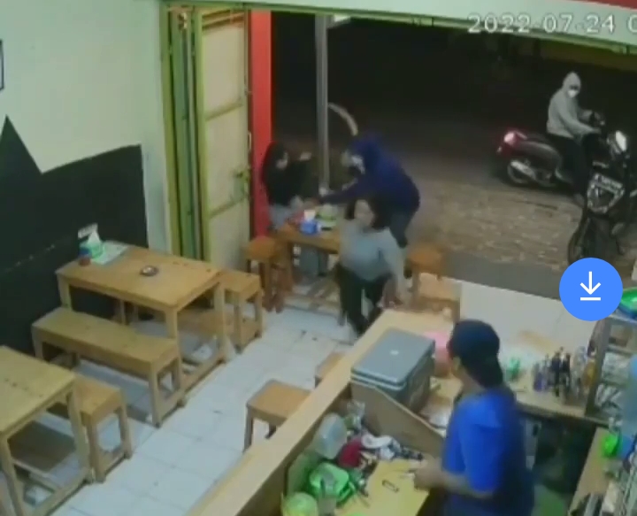 Viral Pemotor Bercelurit Rampas HP Remaja Wanita di Bekasi