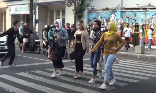 Tiru Citayam SCBD, <i>Street Fashion</i> Surabaya Dibubarkan Satpol PP