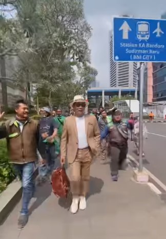 Ridwan Kamil ketika menyambangi Citayam Fashion Week. Instagram ridwankamil
