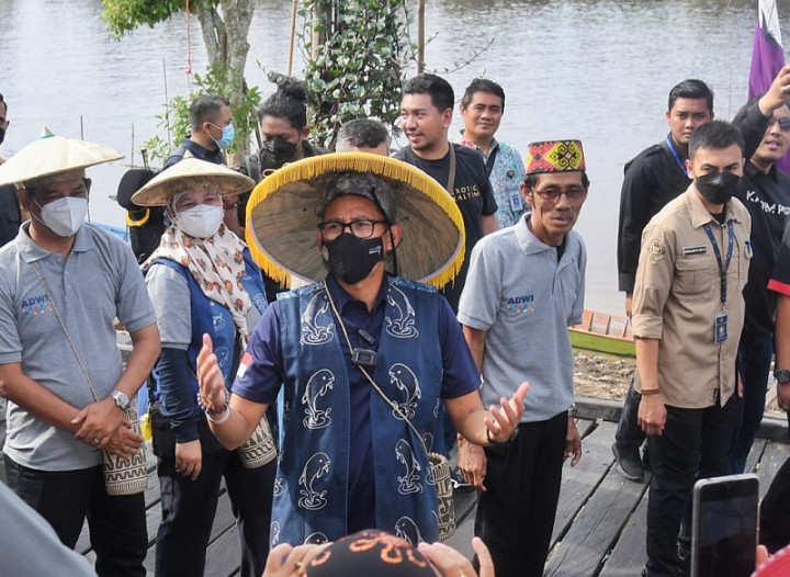 Bikin Kuliner Khas Kaltim, Menparekraf Beri <i>Spinner</i> ke Ibu-ibu PKK Desa Pela