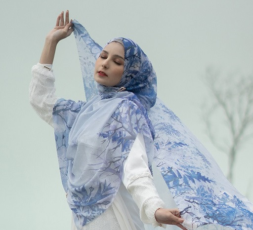 (Koleksi scarf The Wonderland pattern Snowflake. Foto: Dok. Luna Hijab)