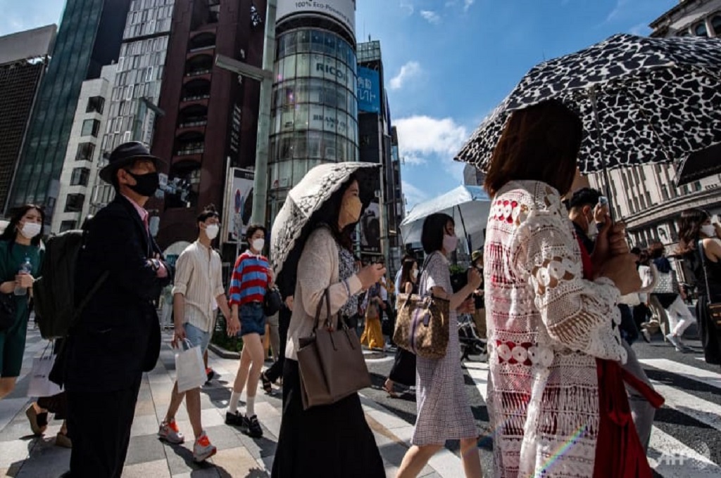 Warga beraktivitas di salah satu distrik di Tokyo, Jepang, 17 Juli 2022. (AFP)