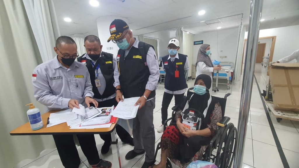 Proses persiapan evakuasi jemaah sakit di KKHI Makkah, Jumat, 22 Juli 2022. Dok MCH 2022