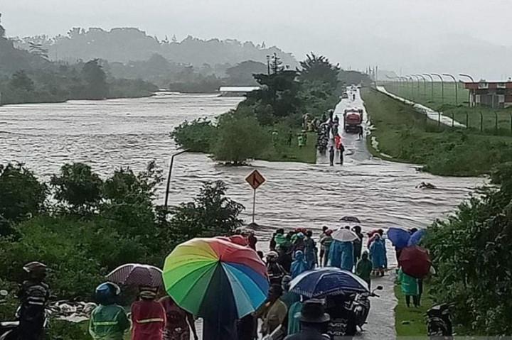 Luapan Air Sungai Membanjiri Jalan di Leihitu Barat Maluku