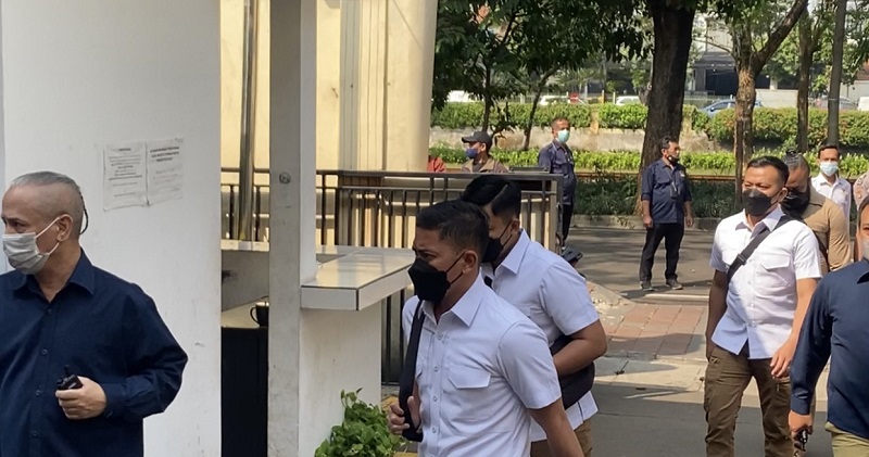 Ajudan Kadiv Propam Polri nonaktif Irjen Ferdy Sambo tiba di kantor Komnas HAM. (Medcom.id/Theofilus Ifan Sucipto)