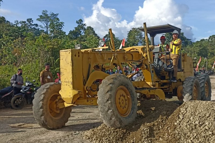 Kapuas Hulu Bangun Jalan Daerah Terpencil Nanga Erak-Nanga Raun