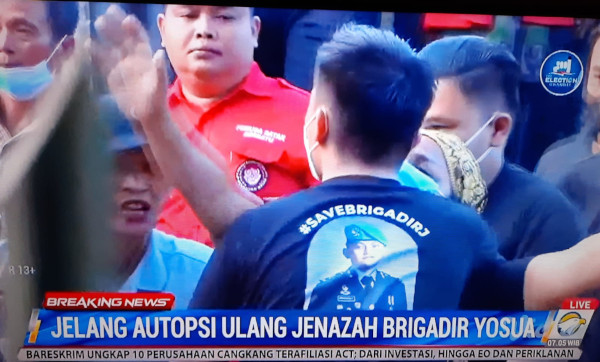 Tangis Histeris, Ibunda Brigadir J: Anakku Sudah Menderita