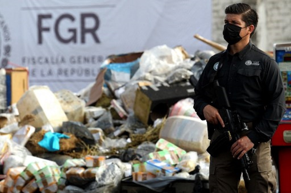 Seorang polisi bersiaga di acara pemusnahan narkoba di Jalisco, Meksiko, 14 Juli 2022. (ULISES RUIZ / AFP)