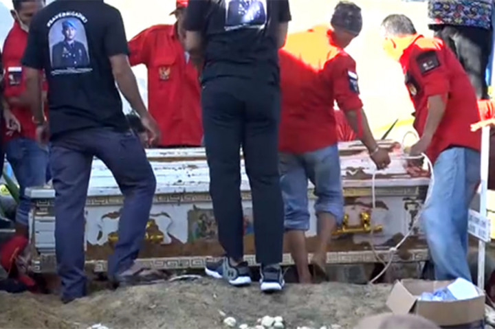 Foto: Proses Pengangkatan Peti Jenazah Brigadir Yoshua