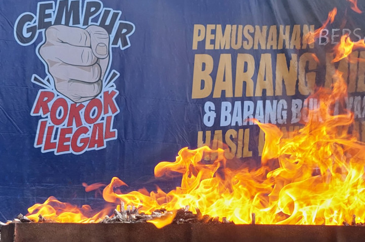 Foto Terpopuler: Pemusnahan Rokok Ilegal Senilai Rp8,1 M hingga Rumah Warga Palestina Dihancurkan oleh Israel