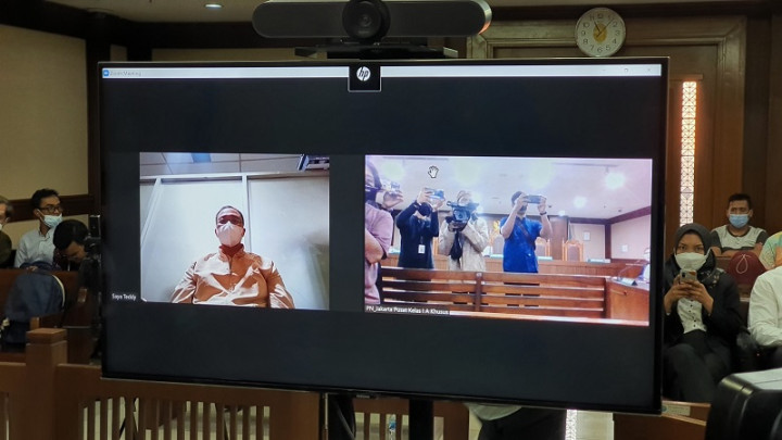 Hakim Tunda Sidang Vonis Teddy Tjokrosapoetro