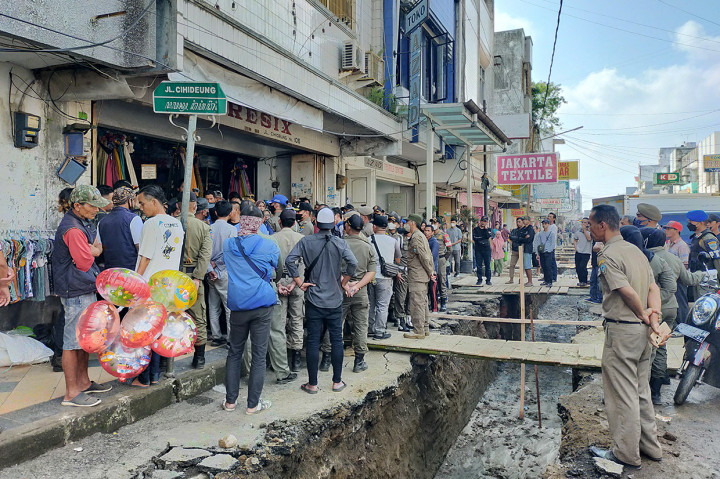 PKL dan Satpol PP Tasikmalaya Bersitegang saat Penertiban di Lokasi Proyek Pedestarian