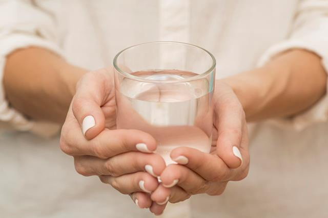 5 Cara Rumahan Redakan Sakit Tenggorokan Terkait Covid-19