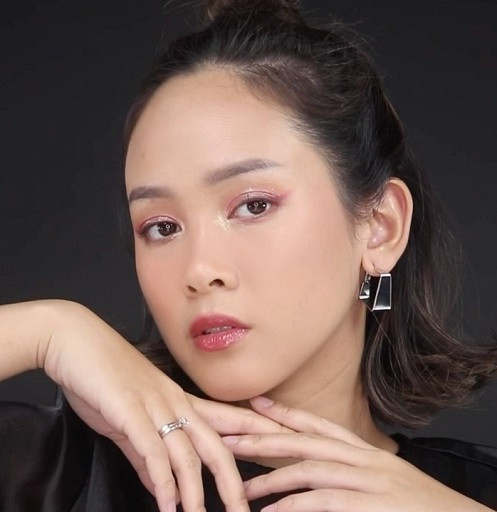 Menurut Fira, bibir juga sangat berisiko mengalami kerusakan akibat paparan sinar matahari. (Foto: Dok. Instagram/@almirantifira)