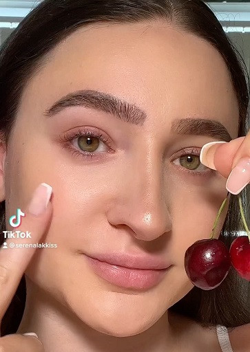 Konten kreator Serena menggunakan buah ceri sebagai blush on dan lip gloss. (Foto: Dok. Instagram/@serenalakkis)