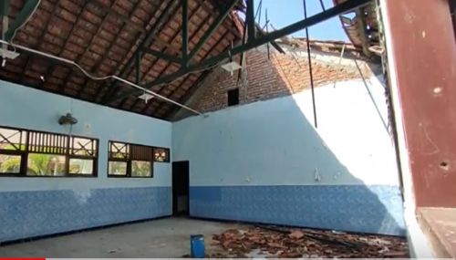 Ruang Kelas SMPN 27 Balongpanggang Gresik Nyaris Ambruk, Siswa Takut Belajar