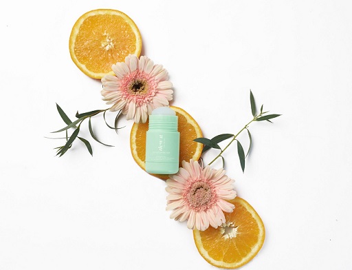 Deodoran berbahan dasar vegan ini sudah melalui uji dermatologi serta mudah dibawa kemana pun. (Foto: Dok. Dew It)