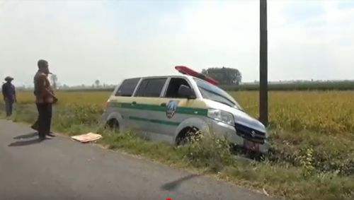 Ambulans Tabrak Pengendara Motor Pencuri Burung Hias di Jombang