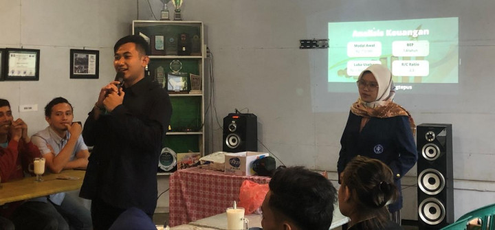 Mahasiswa IPB Ajarkan Petani Kandangtepus Bikin Parfum dari Kopi