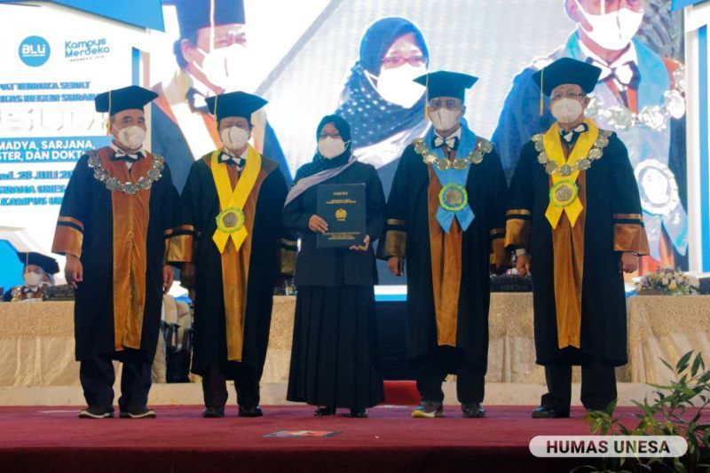 Endang Sulistyowati mewakili anaknya wisuda. DOK Unesa