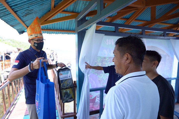 Kunjungi Desa Budo, Menparekraf Beri Modal 5 Alat Snorkeling