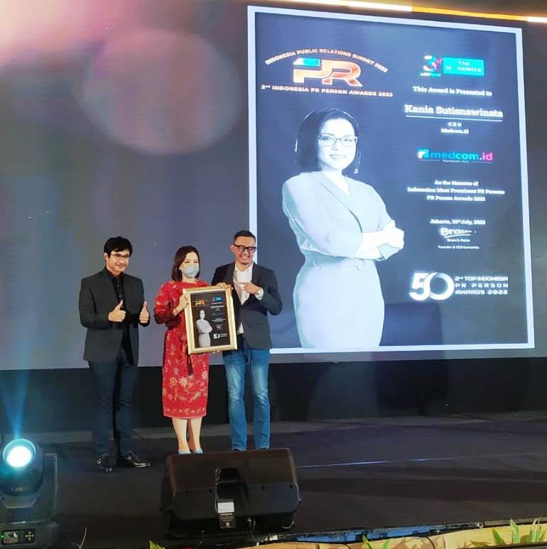 CEO Medcom.id Kania Sutisnawinata menerima penghargaan Most Popular Public Relations Person In Public Relations Person Award 2022 yang diraih OSC Medcom.id. (Foto: Metro TV)