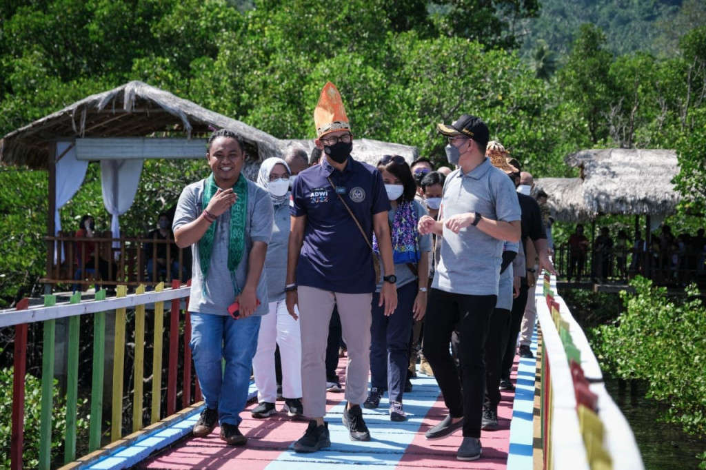 Menparekraf Sandiaga Uno saat mengunjungi Desa Wisata Budo. (Foto: Kemenparekraf)