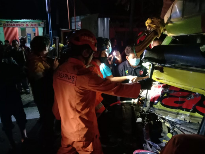 Adu Banteng Truk vs Bus Pariwisata di Kulon Progo, Seorang Tewas