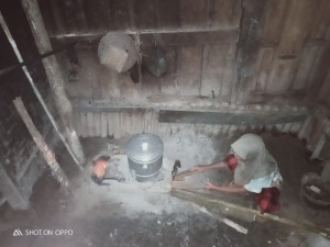 Bantu Nenek di Sukabumi Bangun Toilet agar Tak Lagi MCK di Hutan