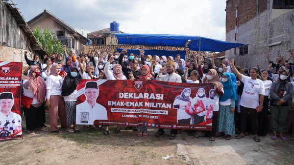 Saga Gelar Bazar Murah saat Jaring Dukungan Emak-emak di Lampung Saga Gelar Bazar Murah saat Jaring Dukungan Emak-emak di Lampung