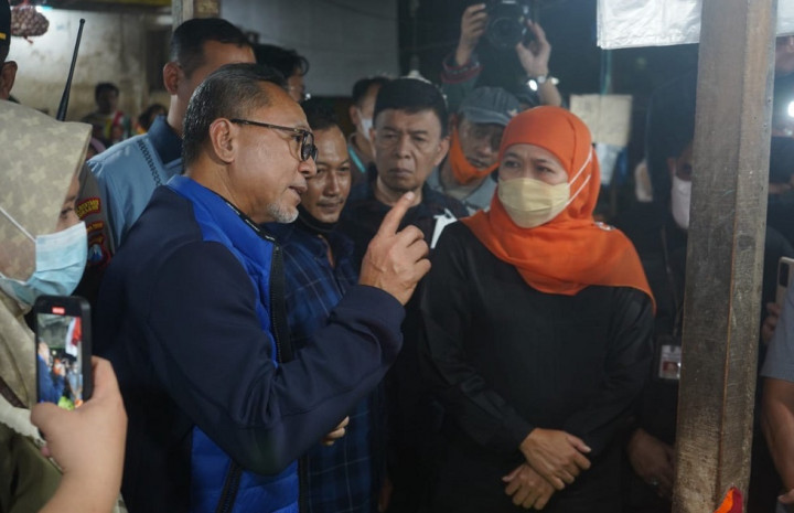 Sidak Pasar Malam Keputran, Mendag Zulhas: Ibu-ibu Bahagia Harga Bapok Turun Sidak Pasar Malam Keputran, Mendag Zulhas: Ibu-ibu Bahagia Harga Bapok Turun