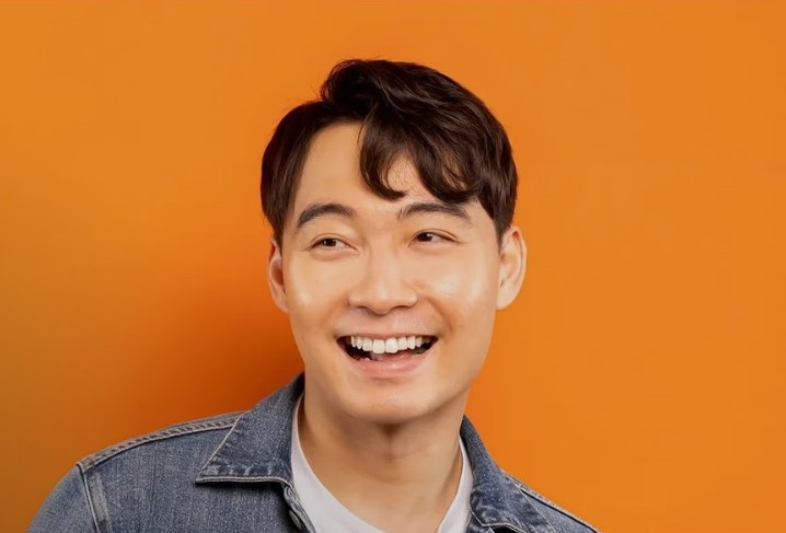 Komedian Uncle Roger Sampai di Indonesia, Netizen: <i>Please</i> Marahin Kominfo